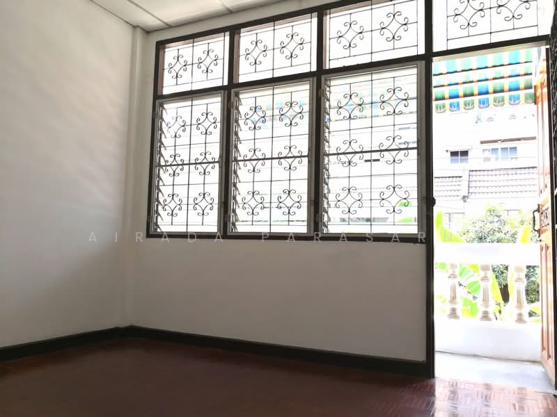 Located at Charoen Soi Inthamara 41, Bangkok, Din Daeng, Bangkok, 5 Bedrooms, 328 sqm, Townhouse For Rent, by Airada Parasarn, 500490260 - DDproperty.com