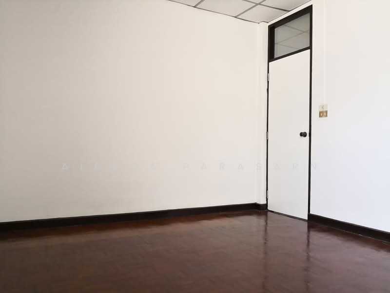 Located at Charoen Soi Inthamara 41, Bangkok, Din Daeng, Bangkok, 5 Bedrooms, 328 sqm, Townhouse For Rent, by Airada Parasarn, 500490260 - DDproperty.com