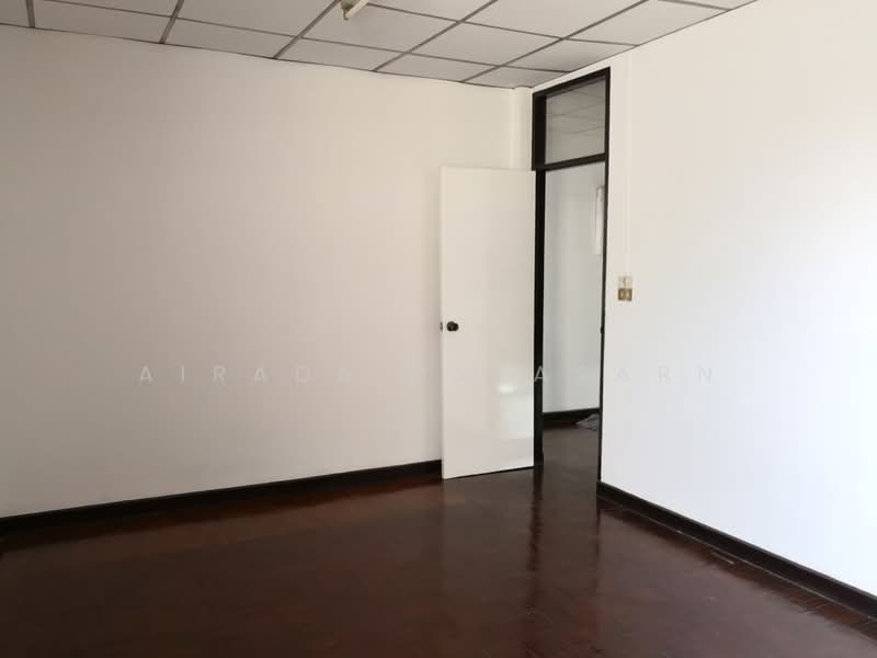 Located at Charoen Soi Inthamara 41, Bangkok, Din Daeng, Bangkok, 5 Bedrooms, 328 sqm, Townhouse For Rent, by Airada Parasarn, 500490260 - DDproperty.com