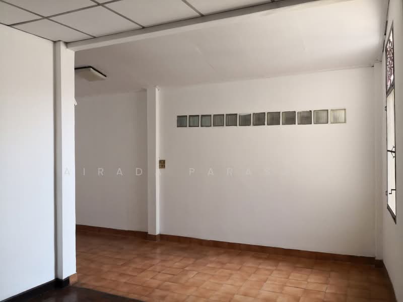 Located at Charoen Soi Inthamara 41, Bangkok, Din Daeng, Bangkok, 5 Bedrooms, 328 sqm, Townhouse For Rent, by Airada Parasarn, 500490260 - DDproperty.com