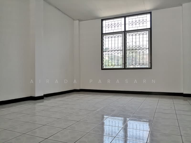 Located at Charoen Soi Inthamara 41, Bangkok, Din Daeng, Bangkok, 5 Bedrooms, 328 sqm, Townhouse For Rent, by Airada Parasarn, 500490260 - DDproperty.com