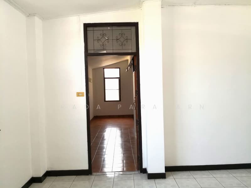 Located at Charoen Soi Inthamara 41, Bangkok, Din Daeng, Bangkok, 5 Bedrooms, 328 sqm, Townhouse For Rent, by Airada Parasarn, 500490260 - DDproperty.com