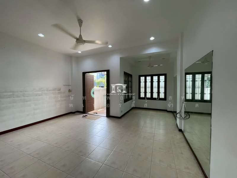 45870 – ทาวน์โฮม 4 ชั้น ไซส์ใหญ่ 32 ตร.ว. ใจกลางสุขุมวิท 71 — พื้นที่กว้างเหมือนบ้านเดี่ยว ในราคาที่, Bangkok, สุขุมวิท 71, Khong Tan, Khlong Toei, Bangkok, 4 Bedrooms, 320 sqm, Townhouse For Sale, by Forbest Properties Co., Ltd., 500490325 - DDproperty.com
