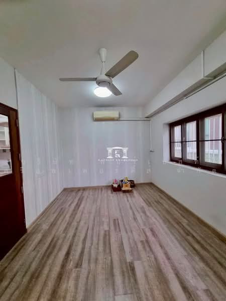 45870 – ทาวน์โฮม 4 ชั้น ไซส์ใหญ่ 32 ตร.ว. ใจกลางสุขุมวิท 71 — พื้นที่กว้างเหมือนบ้านเดี่ยว ในราคาที่, กรุงเทพ, สุขุมวิท 71, คลองตัน, คลองเตย, กรุงเทพ, 320 ตร.ม., ทาวน์เฮ้าส์ ขาย, โดย บริษัท ฟอร์เบสท์ พร็อพเพอร์ตี้ส์ จำกัด, 500490325 - DDproperty.com