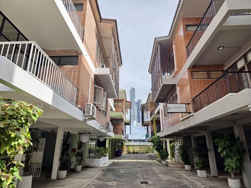 Brown Brick Thonglor, Bangkok, Soi Ekamai 21, Khlong Tan Nua, Watthana, Bangkok, 5 Bedrooms, 600 sqm, Apartment For Sale, by Jomchanok Aswavibul, 500490364 - DDproperty.com