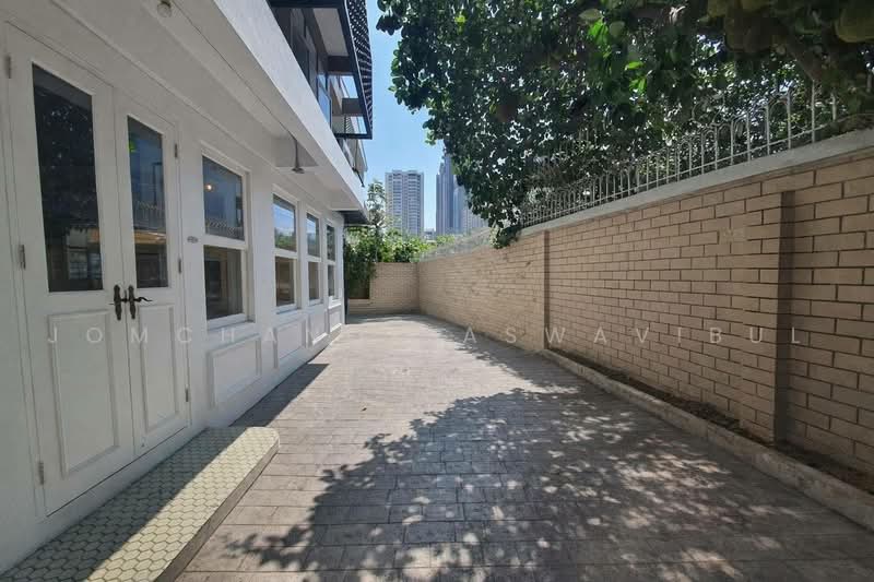 Brown Brick Thonglor, Bangkok, Soi Ekamai 21, Khlong Tan Nua, Watthana, Bangkok, 2 Bedrooms, 200 sqm, Apartment For Rent, by Jomchanok Aswavibul, 500490367 - DDproperty.com