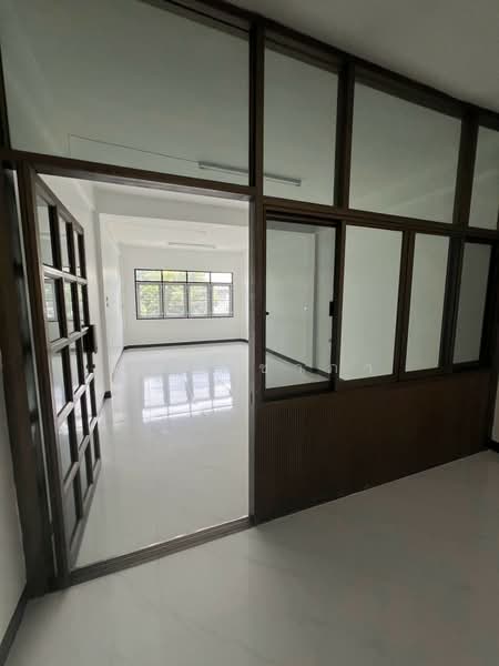 Commercial Building for Sale in Charoen Nakhon 7, 18 sq.wah, Bangkok, Khlong Ton Sai, Khlong San, Bangkok, , 250 sqm, Shophouse For Sale, by คุณ ณิชาภา, 500490411 - DDproperty.com
