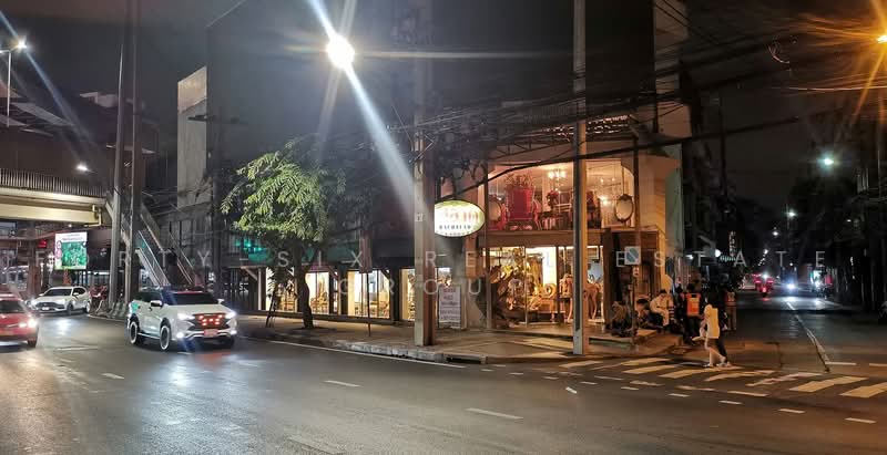 ขาย/ให้เช่า ตึกแถว,อาคาร ติดไฟแดงมุมแยกรัชดา-ลาดพร้าว 4 ชั้น ตรงข้ามสถานี MRT, กรุงเทพ, จอมพล, จตุจักร, กรุงเทพ, 800 ตร.ม., ตึกแถว-อาคารพาณิชย์ ให้เช่า, โดย Forty-Six Real Estate Group, 500490468 - DDproperty.com