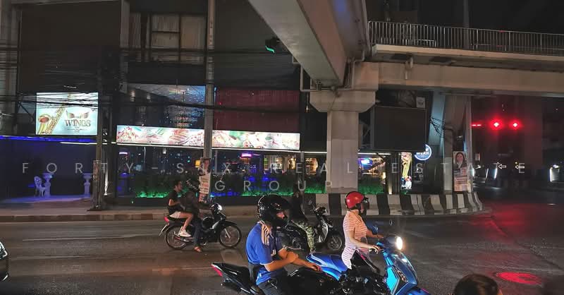 ขาย/ให้เช่า ตึกแถว,อาคาร ติดไฟแดงมุมแยกรัชดา-ลาดพร้าว 4 ชั้น ตรงข้ามสถานี MRT, Bangkok, Jom Phon, Chatuchak, Bangkok, , 800 sqm, Shophouse For Rent, by Forty-Six Real Estate Group, 500490468 - DDproperty.com