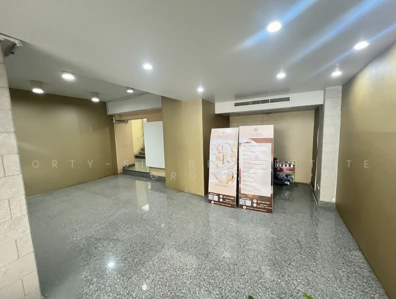 ขายอาคารพาณิชย์ 8 ชั้น (หัวมุม) หน้า รพ.พระราม 9, Bangkok, Bang Kapi, Huai Khwang, Bangkok, , 1,004 sqm, Shophouse For Sale, by Forty-Six Real Estate Group, 500490474 - DDproperty.com