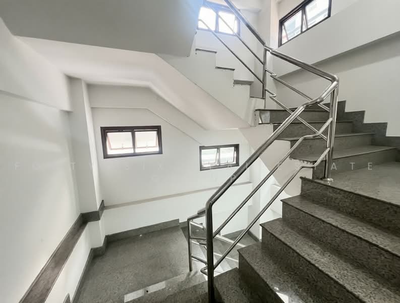 ขายอาคารพาณิชย์ 8 ชั้น (หัวมุม) หน้า รพ.พระราม 9, Bangkok, Bang Kapi, Huai Khwang, Bangkok, , 1,004 sqm, Shophouse For Sale, by Forty-Six Real Estate Group, 500490474 - DDproperty.com