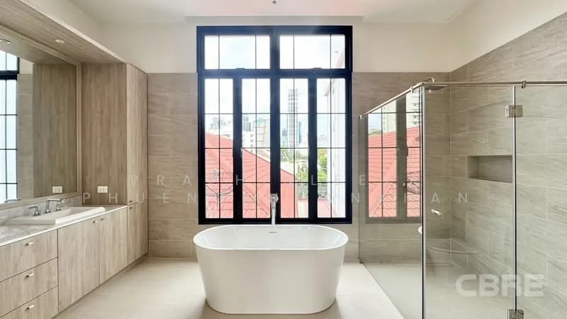 Single House on Sukhumvit 65, Bangkok, Phra Kanong, Khlong Toei, Bangkok, 5 Bedrooms, 540 sqm, Single Detached House For Sale, by Praphinleeya Phuengkhuankhan, 500490504 - DDproperty.com