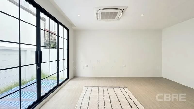 Single House on Sukhumvit 65, Bangkok, Phra Kanong, Khlong Toei, Bangkok, 5 Bedrooms, 540 sqm, Single Detached House For Sale, by Praphinleeya Phuengkhuankhan, 500490504 - DDproperty.com
