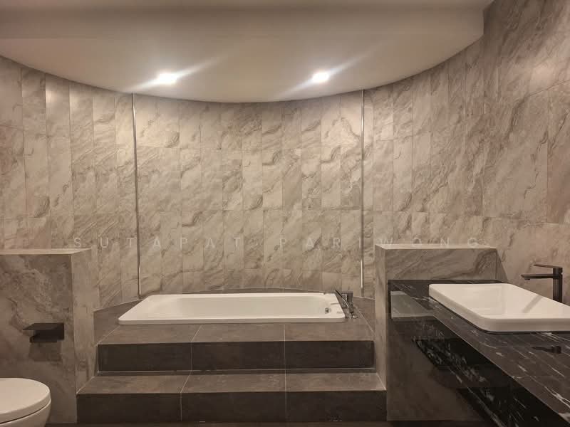 Le Raffine Sukhumvit 24, Bangkok, Soi Sukhumvit 24, Khong Tan, Khlong Toei, Bangkok, 4 Bedrooms, 371 sqm, Condo For Rent, by Sutapat Pariwong, 500490640 - DDproperty.com