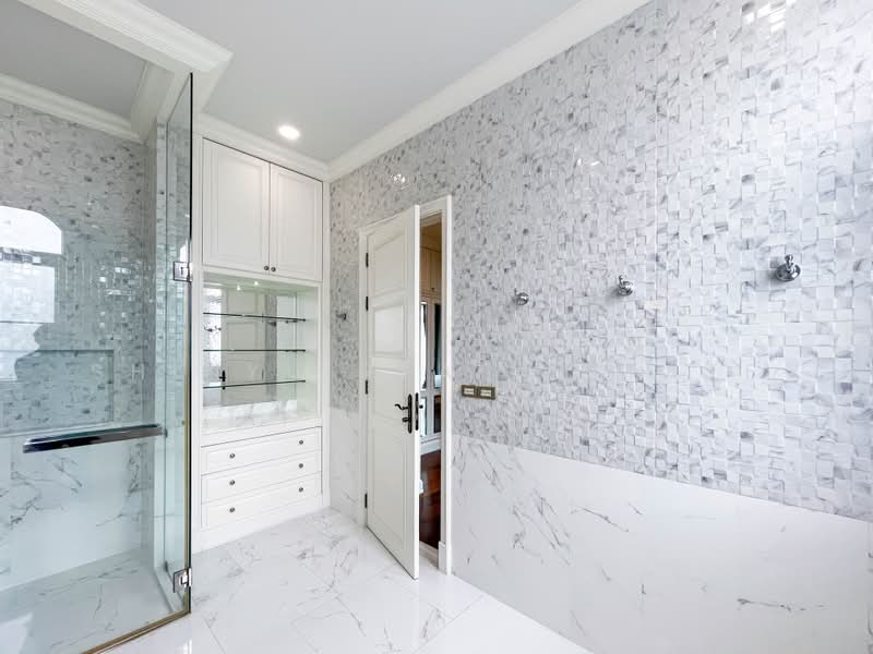 Luxury House for Sale in Sukhumvit 61, Ekkamai | Spacious 600 Sq.m. Private Residence in Prime Bangk, Bangkok, Khlong Tan Nua, Watthana, Bangkok, 4 Bedrooms, 600 sqm, Single Detached House For Sale, by Shinyu Real Estate, 500490669 - DDproperty.com