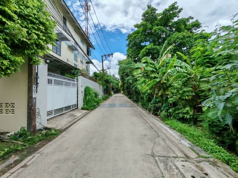 For Sale: Prime Location Land, 1 Rai 1 Square Wa, Soi Prasert Manukit 12, connecting to Soi Lad Pla, Bangkok, เกษตร-นวมินทร์, Chorake Bua, Lat Phrao, Bangkok, , 1,604 sqm, Land For Sale, by CHAWALIT KONGSAKPAIBUL, 500491166 - DDproperty.com