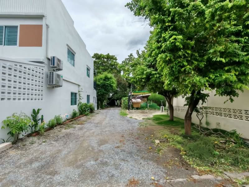 For Sale: Prime Location Land, 1 Rai 1 Square Wa, Soi Prasert Manukit 12, connecting to Soi Lad Pla, Bangkok, เกษตร-นวมินทร์, Chorake Bua, Lat Phrao, Bangkok, , 1,604 sqm, Land For Sale, by CHAWALIT KONGSAKPAIBUL, 500491166 - DDproperty.com