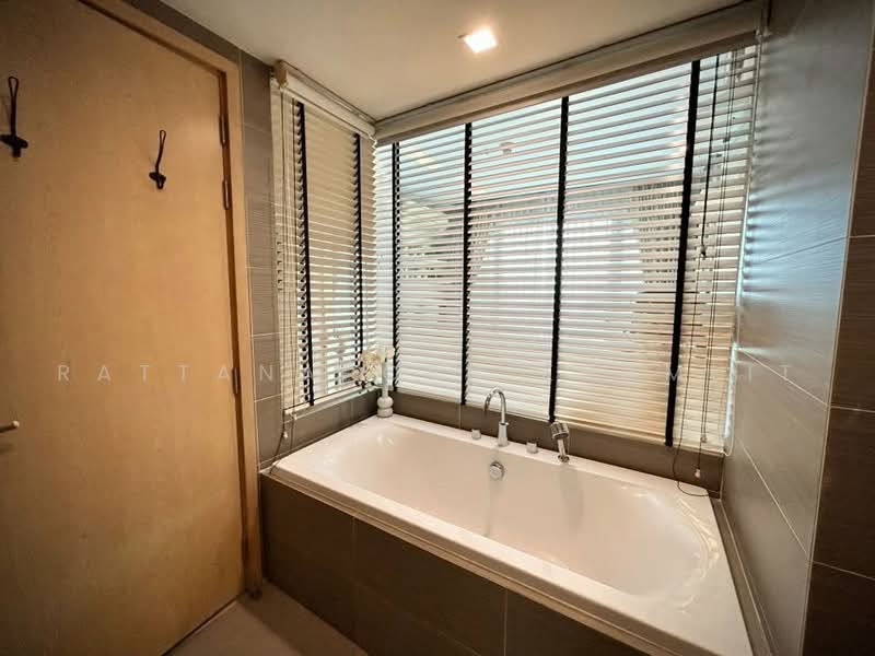 Siri At Sukhumvit, Bangkok, 902 Sukhumvit Road, Phra Kanong, Khlong Toei, Bangkok, 2 Bedrooms, 70 sqm, Condo For Rent, by Rattanaporn Khamlit, 500491434 - DDproperty.com