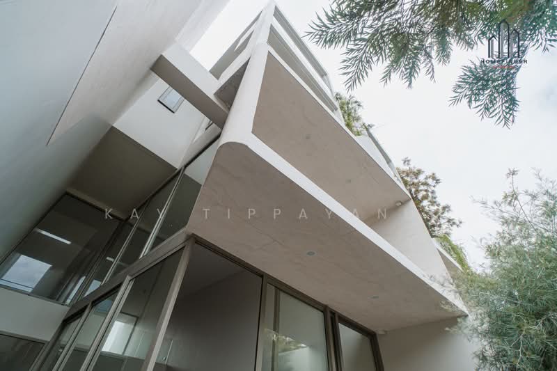Luka Courtyard Ekamai, Bangkok, Bang Kapi, Huai Khwang, Bangkok, 4 Bedrooms, 450 sqm, Townhouse For Sale, by Kay Tippayanet, 500491787 - DDproperty.com