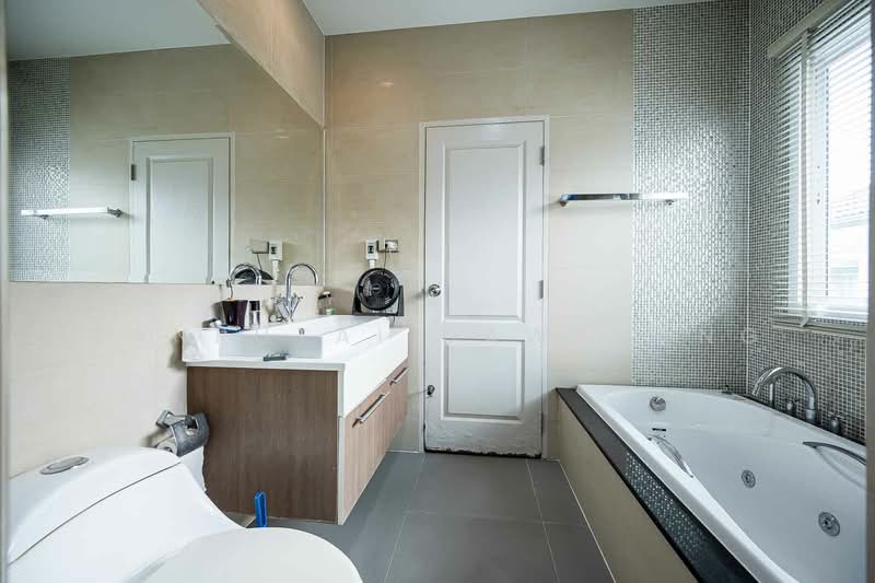 Grand Bangkok Boulevard Rama 9 - Srinakarindra, Bangkok, Krungthep Kritha 17 Alley, Thap Chang, Saphan Sung, Bangkok, 4 Bedrooms, 375 sqm, Single Detached House For Rent, by Kanrutai Dawruang, 500492437 - DDproperty.com
