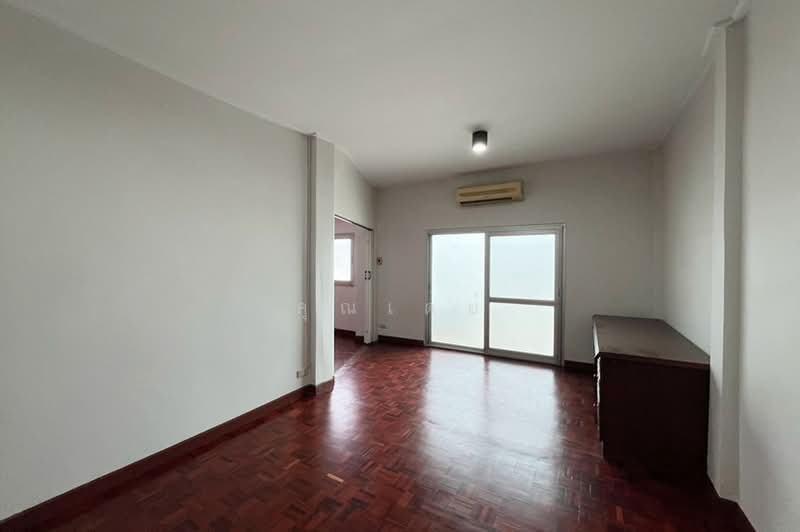 ขายทาวน์เฮาส์ 2 ชั้น ถนนลาดพร้าว ซอยลาดพร้าว 65/1 ใกล้รถไฟฟ้าสายสีเหลือง-ทางด่วนฉลองรัช, Bangkok, ถนนลาดพร้าว, Wang Thonglang, Bangkok, 3 Bedrooms, 140 sqm, Townhouse For Sale, by คุณเดย์, 500492450 - DDproperty.com
