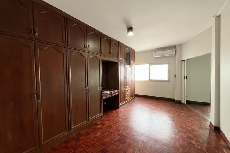 ขายทาวน์เฮาส์ 2 ชั้น ถนนลาดพร้าว ซอยลาดพร้าว 65/1 ใกล้รถไฟฟ้าสายสีเหลือง-ทางด่วนฉลองรัช, Bangkok, ถนนลาดพร้าว, Wang Thonglang, Bangkok, 3 Bedrooms, 140 sqm, Townhouse For Sale, by คุณเดย์, 500492450 - DDproperty.com