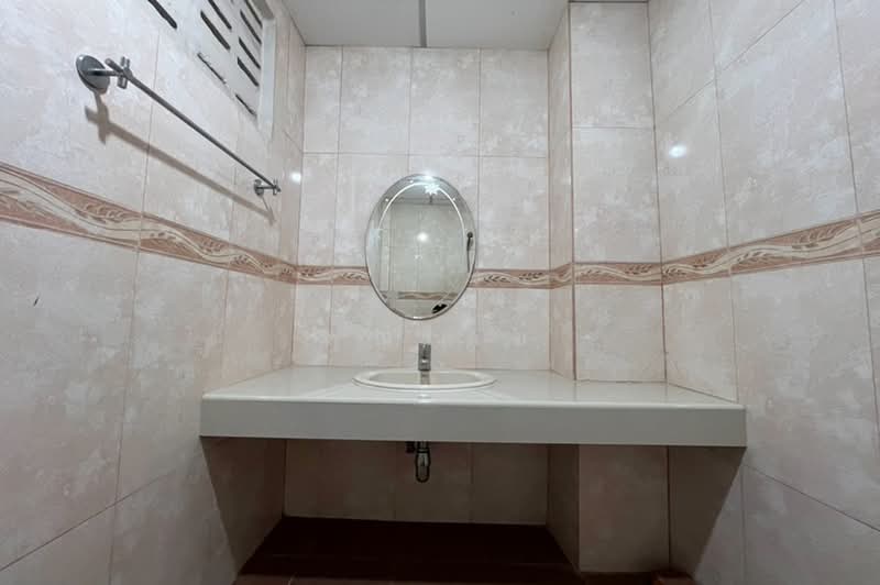 ขายทาวน์เฮาส์ 2 ชั้น ถนนลาดพร้าว ซอยลาดพร้าว 65/1 ใกล้รถไฟฟ้าสายสีเหลือง-ทางด่วนฉลองรัช, Bangkok, ถนนลาดพร้าว, Wang Thonglang, Bangkok, 3 Bedrooms, 140 sqm, Townhouse For Sale, by คุณเดย์, 500492450 - DDproperty.com