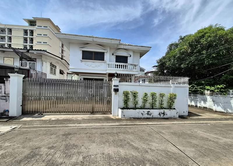 4-BR House, Bangkok, Huai Khwang, Bangkok, 4 Bedrooms, 445 sqm, Single Detached House For Sale, by Pornpan Chantharakasemchai, 500492658 - DDproperty.com
