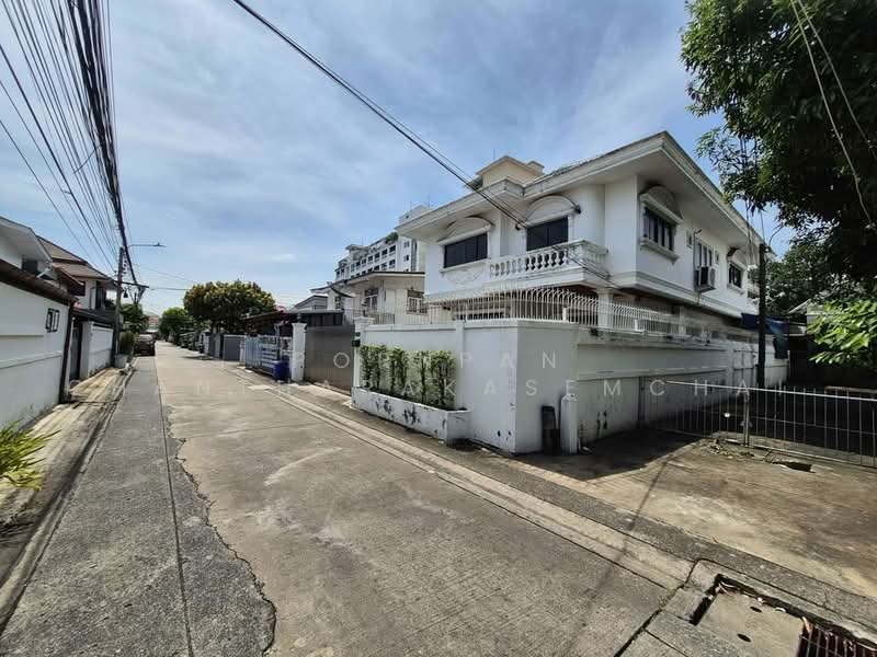 4-BR House, Bangkok, Huai Khwang, Bangkok, 4 Bedrooms, 445 sqm, Single Detached House For Sale, by Pornpan Chantharakasemchai, 500492658 - DDproperty.com