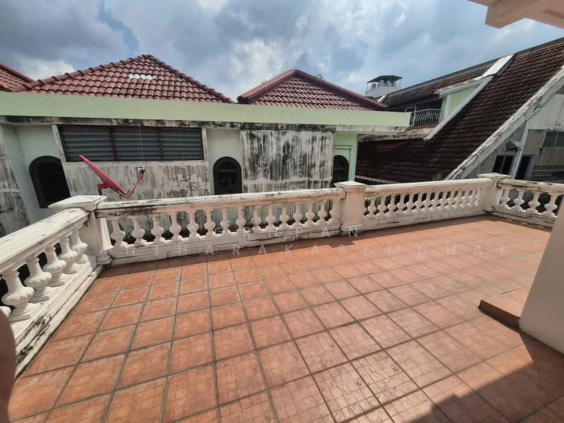 4-BR House, Bangkok, Huai Khwang, Bangkok, 4 Bedrooms, 445 sqm, Single Detached House For Sale, by Pornpan Chantharakasemchai, 500492658 - DDproperty.com