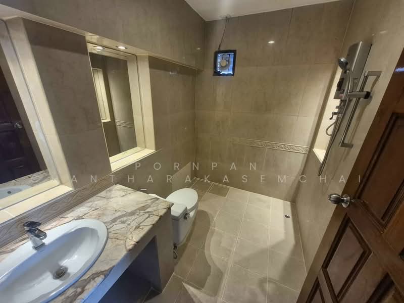 4-BR House, Bangkok, Huai Khwang, Bangkok, 4 Bedrooms, 445 sqm, Single Detached House For Sale, by Pornpan Chantharakasemchai, 500492658 - DDproperty.com