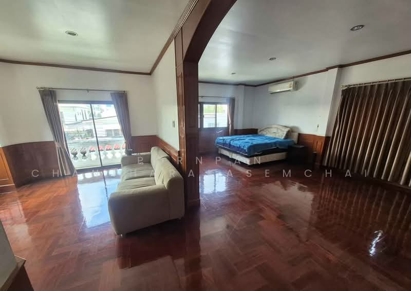 4-BR House, Bangkok, Huai Khwang, Bangkok, 4 Bedrooms, 445 sqm, Single Detached House For Sale, by Pornpan Chantharakasemchai, 500492658 - DDproperty.com
