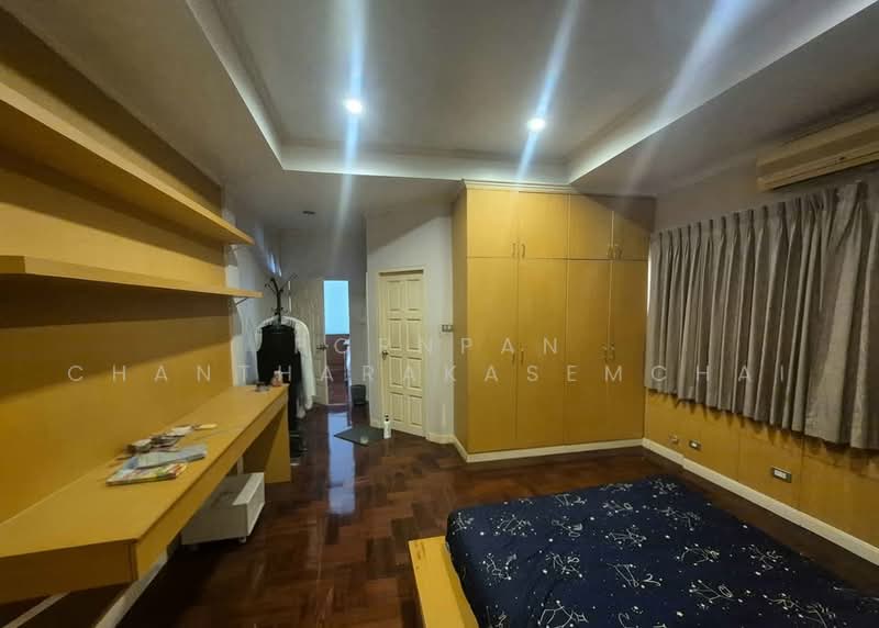 4-BR House, Bangkok, Huai Khwang, Bangkok, 4 Bedrooms, 445 sqm, Single Detached House For Sale, by Pornpan Chantharakasemchai, 500492658 - DDproperty.com
