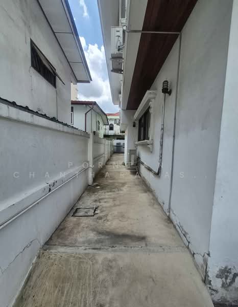 4-BR House, Bangkok, Huai Khwang, Bangkok, 4 Bedrooms, 445 sqm, Single Detached House For Sale, by Pornpan Chantharakasemchai, 500492658 - DDproperty.com
