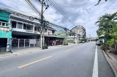 ขาย - ขายทาวน์เฮาส์ 2 ชั้น 29 ตร.ว. ซอยนวมินทร์ 111 รีโนเวทใหม่ พร้อมอยู่ ค้าขายได้, กรุงเทพ