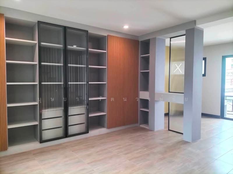 ทำเลซ.ศรีนครินทร์ 40 (ตรงข้ามซีคอน)ให้เช่าทาวน์โฮม 4 ชั้น มุม บ้านสวย เฟอร์ครบ พร้อมอยู่, Bangkok, ศรีนตรินทร์, Nong Bon, Prawet, Bangkok, 3 Bedrooms, 200 sqm, Townhouse For Rent, by บุษบา รัตนวงษ์ชัย, 500493187 - DDproperty.com