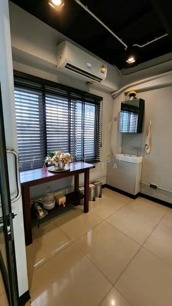 ให้เช่าอาคารพาณิชย์1ห้อง3.5ชั้น บนสถานี MRT รัชดา1, Bangkok, Din Daeng, Bangkok, , 172 sqm, Shophouse For Rent, by Forty-Six Real Estate Group, 500493342 - DDproperty.com