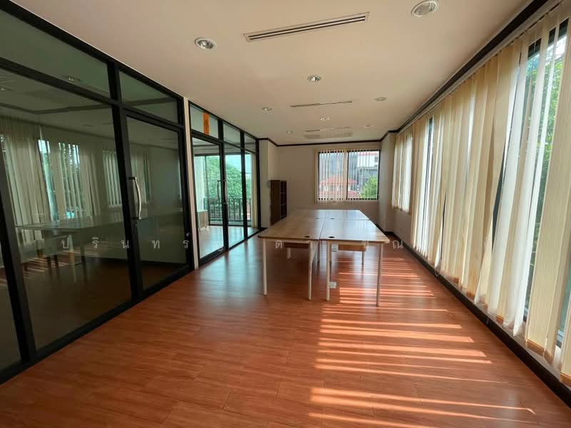 Office Building Nak Niwat 12, Bangkok, นาคนิวาส 12, Lat Phrao, Bangkok, 5 Bedrooms, 270 sqm, Single Detached House For Rent, by ปรินทร์ญาดา ชิณโชติ, 500493409 - DDproperty.com