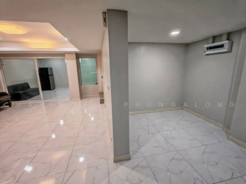 โฮมออฟฟิศ 4 ชั้น 3 ห้องนอน at ลาดพร้าว 80 ใกล้ MRT สายสีเหลือง สถานีลาดพร้าว 83, กรุงเทพ, วังทองหลาง, กรุงเทพ, 350 ตร.ม., ทาวน์เฮ้าส์ ให้เช่า, โดย Charinthip Phungalong, 500493516 - DDproperty.com