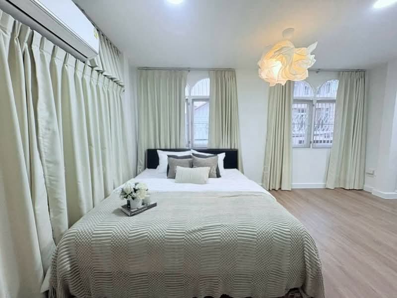 6-BR House, Bangkok, Samsen Nok, Huai Khwang, Bangkok, 6 Bedrooms, 500 sqm, Single Detached House For Rent, by Boonraksa Sopak, 500493828 - DDproperty.com