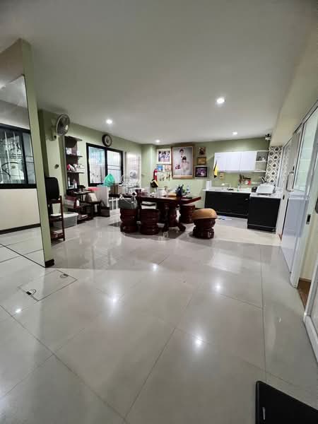 ขายอาคารพาณิชย์ 3 ชั้น ทำเลทองใจกลางศรีราชา (หลังโรบินสัน/อัสสัมชัญ) ทำเลการค้า, ชลบุรี, สุรศักดิ์, ศรีราชา, ชลบุรี, 681 ตร.ม., ตึกแถว-อาคารพาณิชย์ ขาย, โดย ธีรรัชต์ ศรีเล็กดี, 500494031 - DDproperty.com