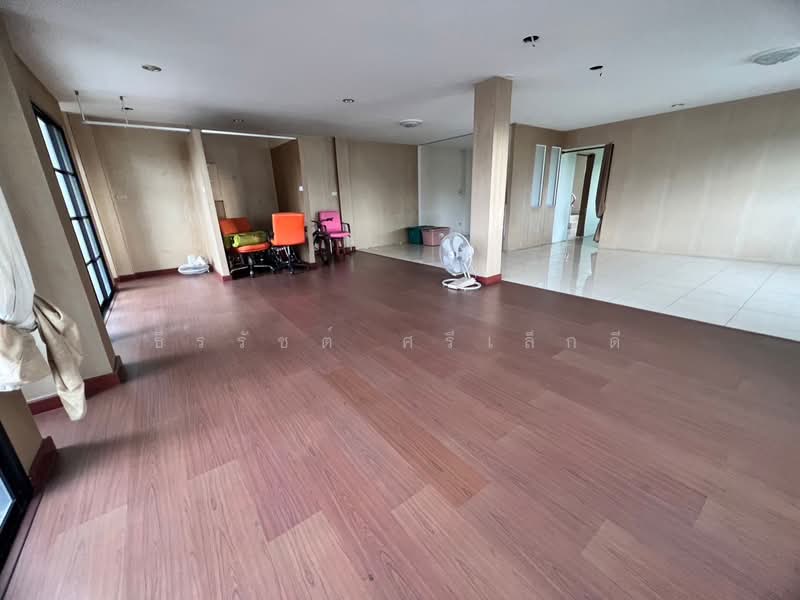 3-story commercial building for sale in a prime location in the heart of Sriracha (behind Robinson/A, Chon Buri (Pattaya), Surasak, Si Racha, Chon Buri (Pattaya), , 681 sqm, Shophouse For Sale, by ธีรรัชต์ ศรีเล็กดี, 500494031 - DDproperty.com