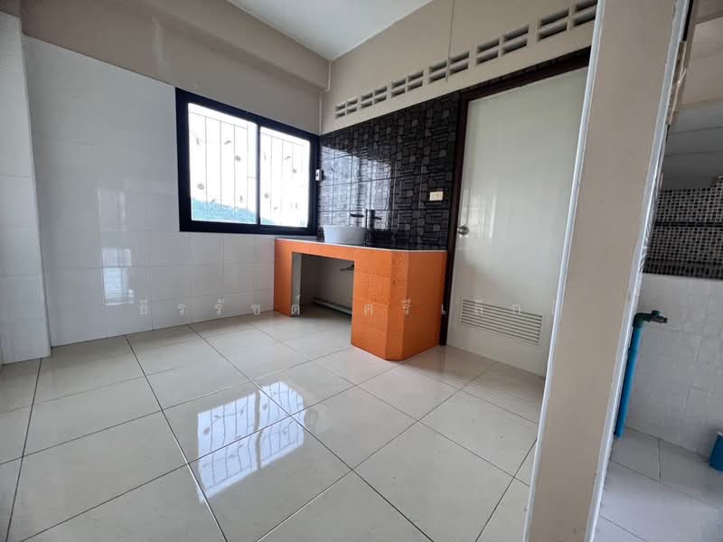 3-story commercial building for sale in a prime location in the heart of Sriracha (behind Robinson/A, Chon Buri (Pattaya), Surasak, Si Racha, Chon Buri (Pattaya), , 681 sqm, Shophouse For Sale, by ธีรรัชต์ ศรีเล็กดี, 500494031 - DDproperty.com