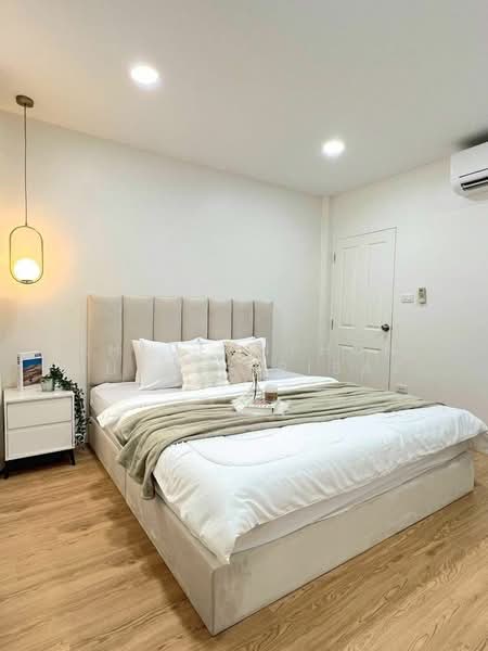 undefined, Bangkok, Samsen Nok, Huai Khwang, Bangkok, 4 Bedrooms, 240 sqm, Single Detached House For Rent, by Khlueanphon Nukulsirisak, 500494200 - DDproperty.com