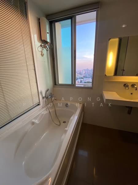 Rhythm Ratchada, Bangkok, 558 Ratchadaphisek Road, Samsen Nok, Huai Khwang, Bangkok, 2 Bedrooms, 72 sqm, Condo For Sale, by Manapong Phromphitak, 500495318 - DDproperty.com