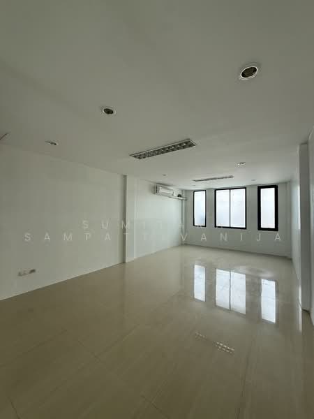 ขายโฮมออฟฟิศ รามอินทรา : Home Office for Sale Ram Intra, กรุงเทพ, บางชัน, คลองสามวา, กรุงเทพ, 230 ตร.ม., ตึกแถว-อาคารพาณิชย์ ขาย, โดย Sumitara Sampattavanija, 500495375 - DDproperty.com