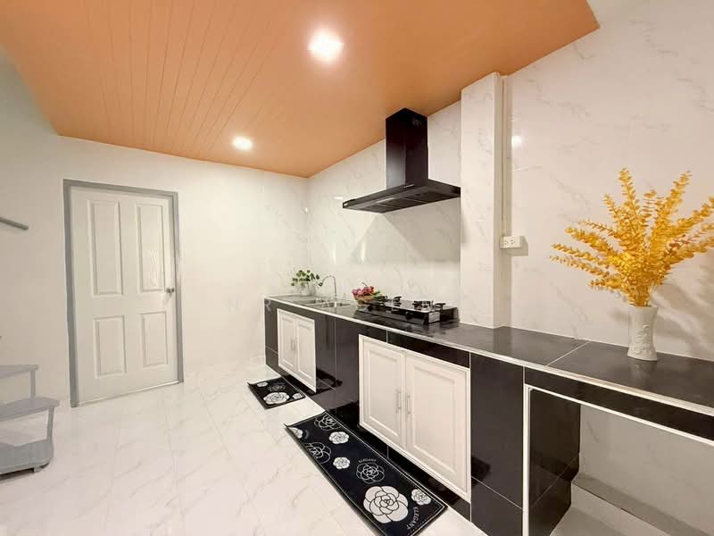 Poonsin Thani 1, Bangkok, Khlong Song Ton Nun, Lat Krabang, Bangkok, 3 Bedrooms, 100 sqm, Townhouse For Sale, by NR AGENT, 500495977 - DDproperty.com