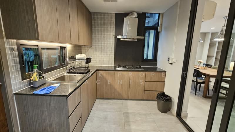 Townhouse in Ekkamai 12, Bangkok, Khlong Tan Nua, Watthana, Bangkok, 2 Bedrooms, 176 sqm, Townhouse For Rent, by BANGKOK PROPERTY AGENTS, 500495991 - DDproperty.com