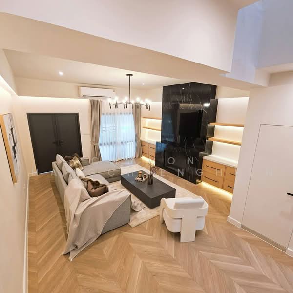 Townhome near Ekkamai-Thong Lo, Bangkok, Phra Kanong Nua, Watthana, Bangkok, 5 Bedrooms, 350 sqm, Townhouse For Rent, by Chanon Phangchienghien, 500496121 - DDproperty.com