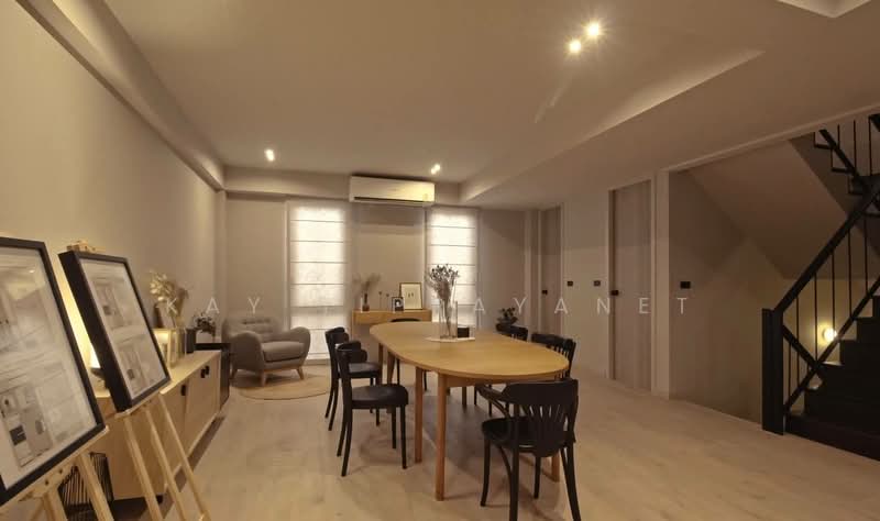 House in soi sukhumvit 71, Bangkok, Phra Kanong Nua, Watthana, Bangkok, 5 Bedrooms, 325 sqm, Townhouse For Sale, by Kay Tippayanet, 500496136 - DDproperty.com